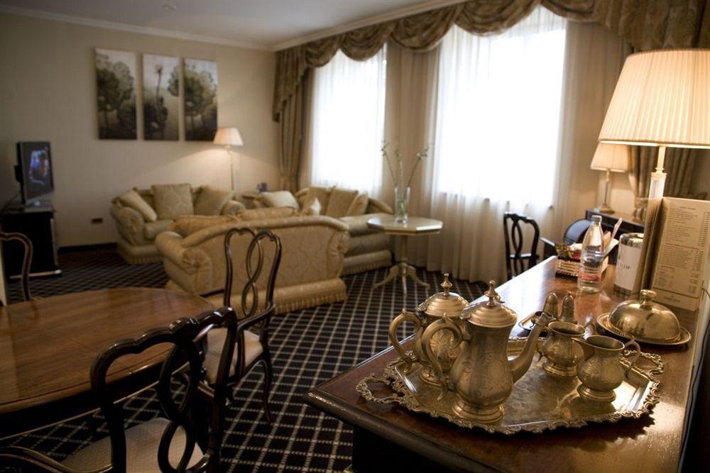 Grand Hotel Yerevan - Small Luxury Hotels Of The World חדר תמונה